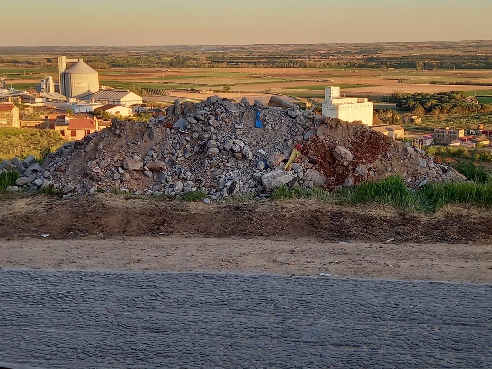 Ciudadanos Toro denuncia la acumulación de escombros de una obra municipal en las proximidades del barrio del Carmen