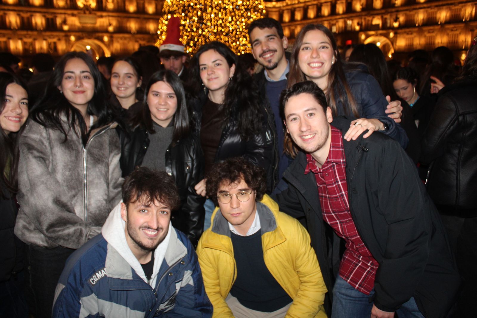 Miles de personas disfrutan de las campanadas y la fiesta del Fin de Año Universitario