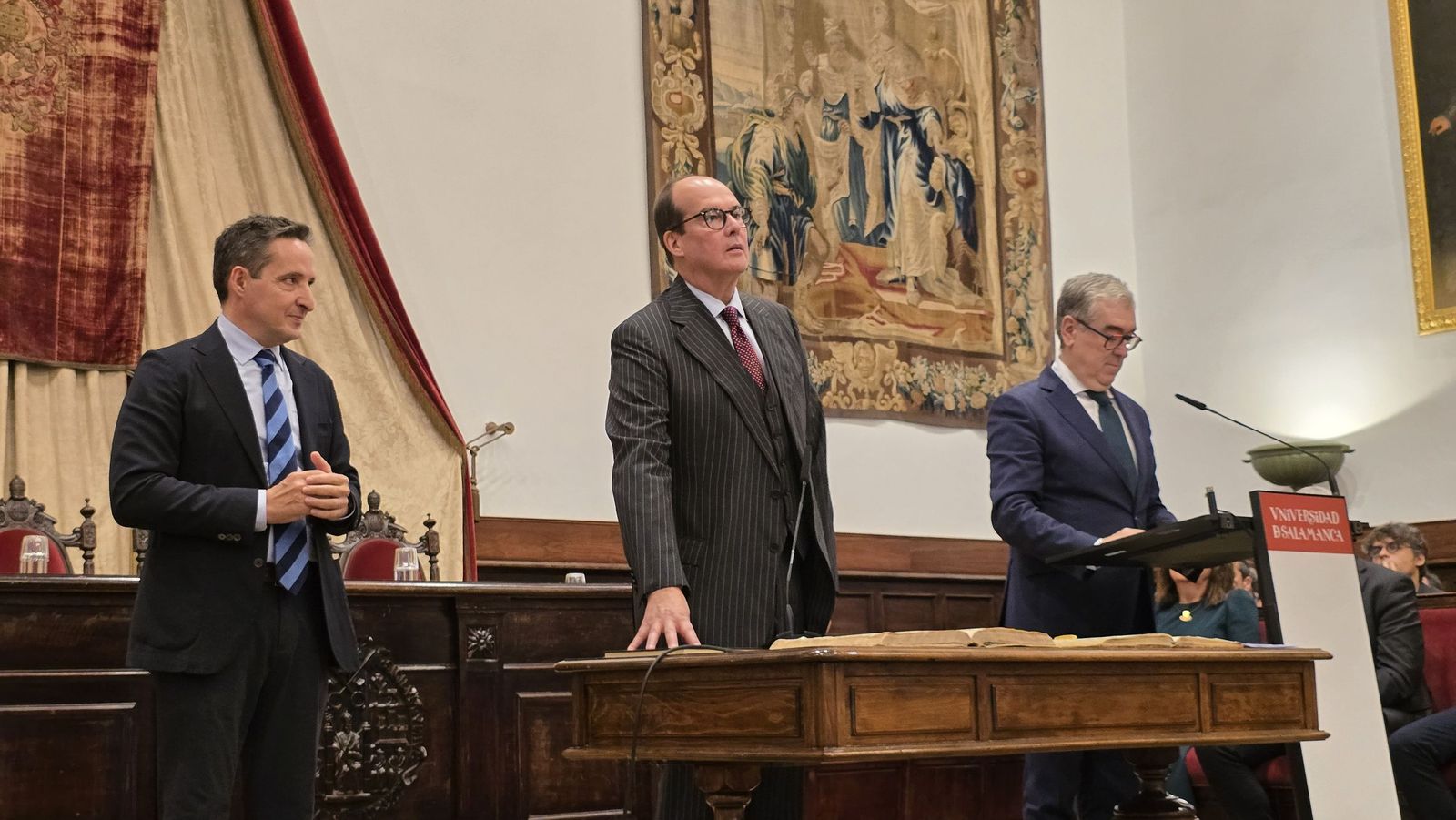 El rector de la Universidad de Salamanca preside el acto de toma de posesión de nuevos cargos académicos y del personal docente e investigador
