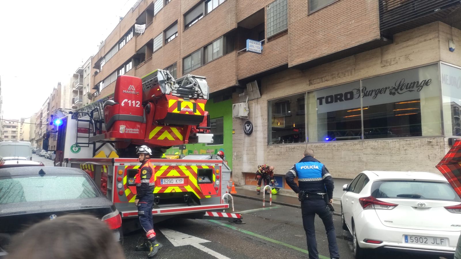 bomberos-y-policia-local-en-la-calle-fernando-de-la-pena-2