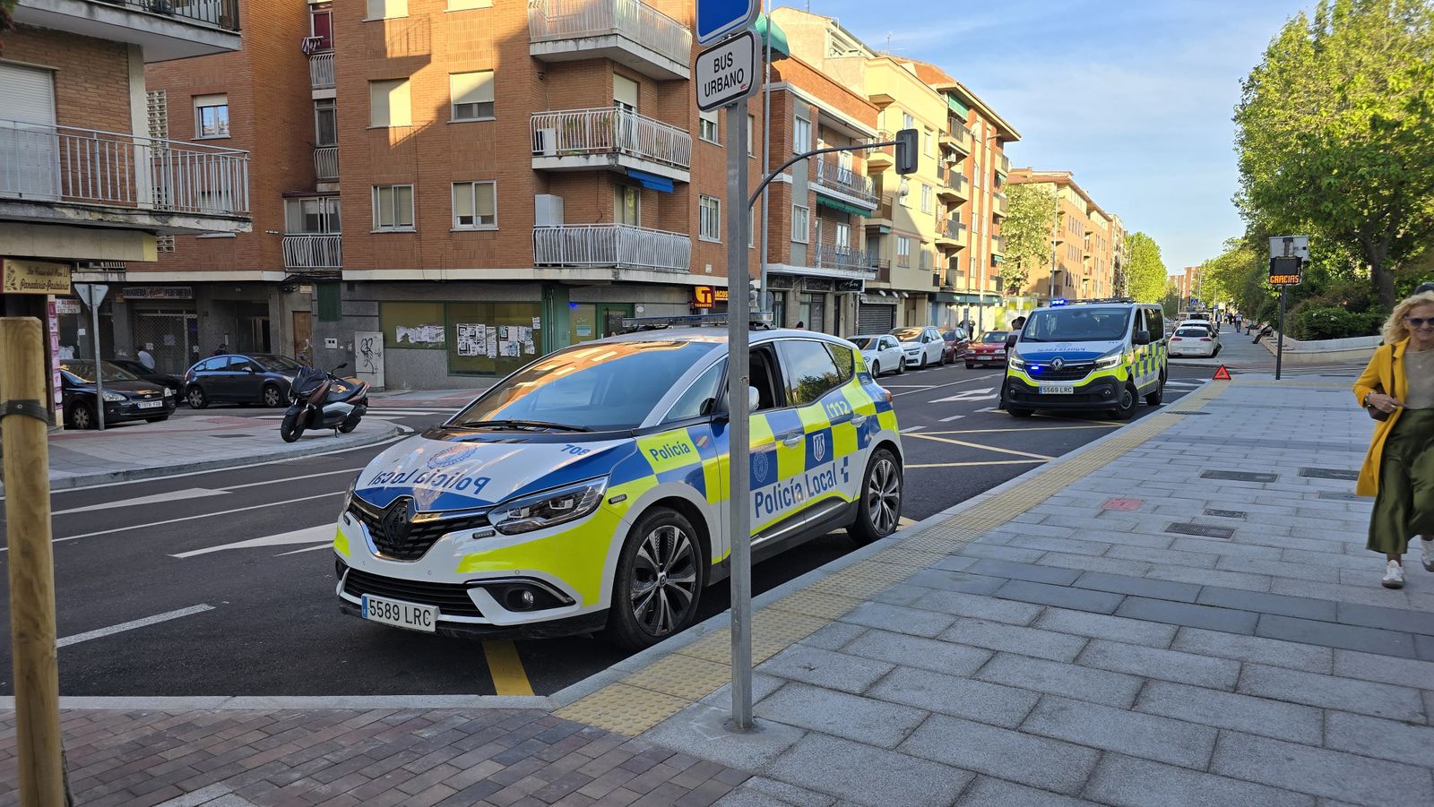Policía Local en la carretera de Ledesma tras un accidente entre una moto y un turismo