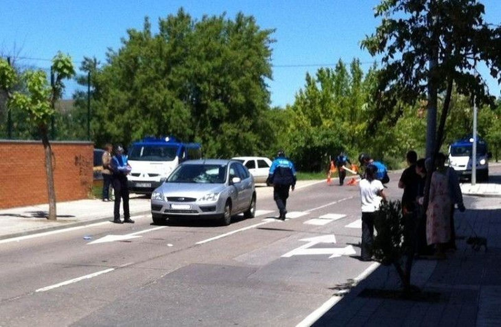 Un herido grave al ser atropellado por un coche en una calle de Tejares