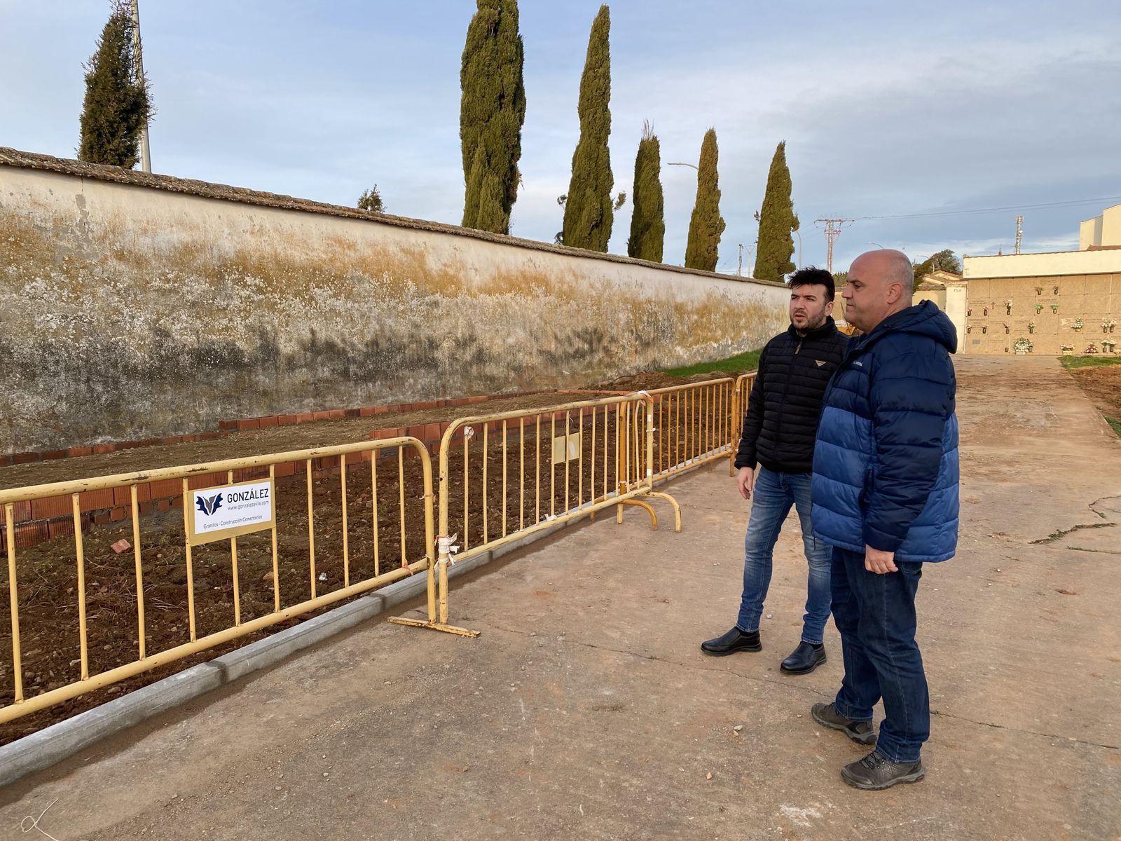 El concejal de Urbanismo Roberto H. Garabaya en las obras de los nuevos nichos del cementerio. Foto Ayuntamiento de Guijuelo