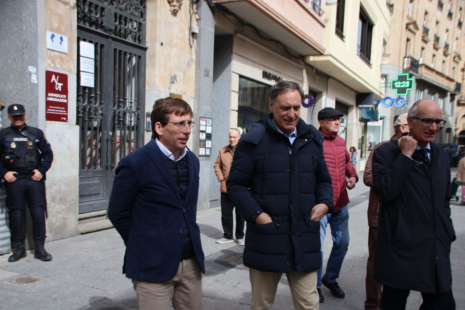 Almeida visita la carpa del pp del Liceo
