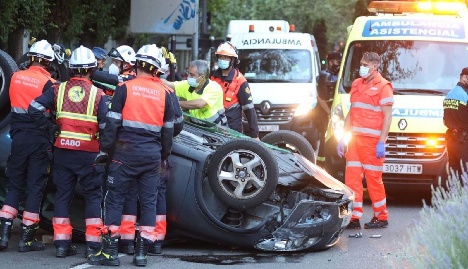 Un coche acaba volcado en el paseo de Carmelitas.