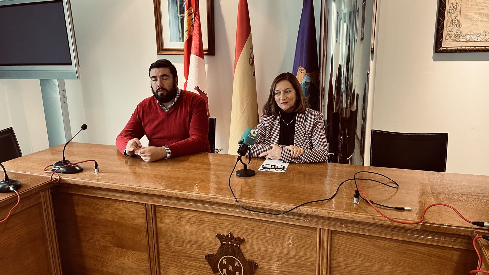 El concejal de Obras, Antonio Poveda, y la alcaldesa de Peñaranda, Carmen Ávila de Manueles