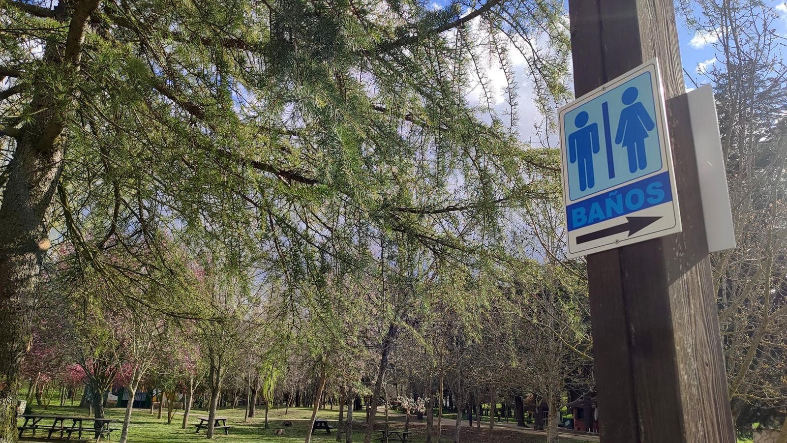 El cartel con los baños al fondo