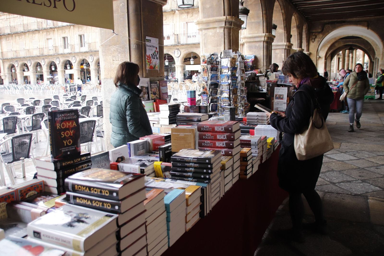 Vuelta del Día del Libro a los soportales de la Plaza Mayor