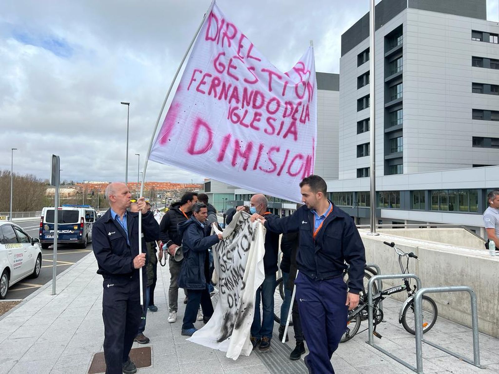 concentracion-de-los-trabajadores-de-mantenimiento-por-la-privatizacion-del-servicio-en-el-hospital-de-salamanca-fotos-s24h-17