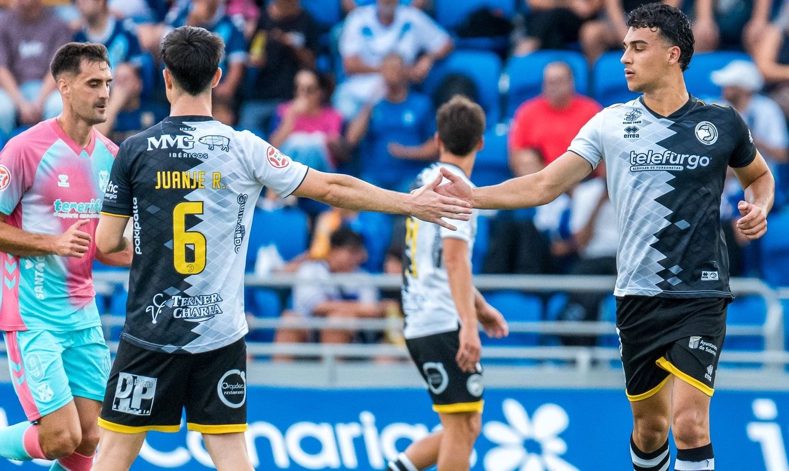Juanje y Gorjón chocan las manos ante el Tenerife