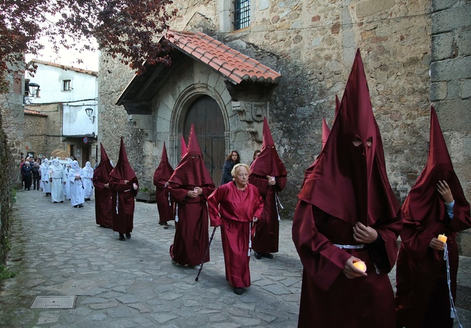 Procesión de Semana Santa en San Martín del Castañar, una tradición con más de un siglo de antigüedad que se mantiene viva generación tras generación entre los vecinos del municipio