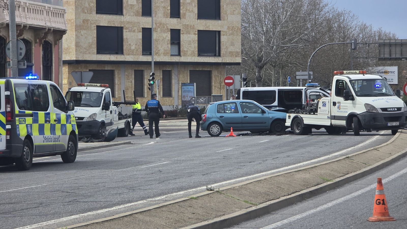 Choque entre un furgón de la  Policía Nacional y un turismo a la altura del Puente Romano
