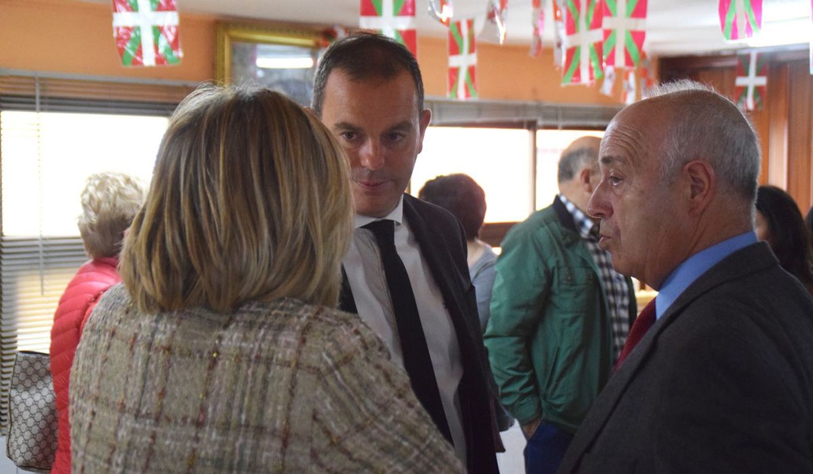 Requejo junto a la alcaldesa de Baracaldo y el presidente del Centro Zamorano