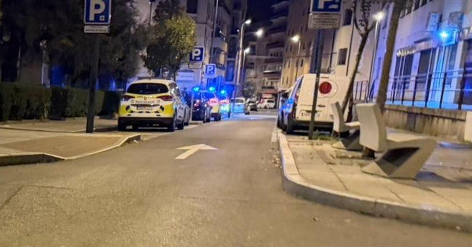 Varias patrullas de la Policía Local en el centro de salud de la calle Valencia