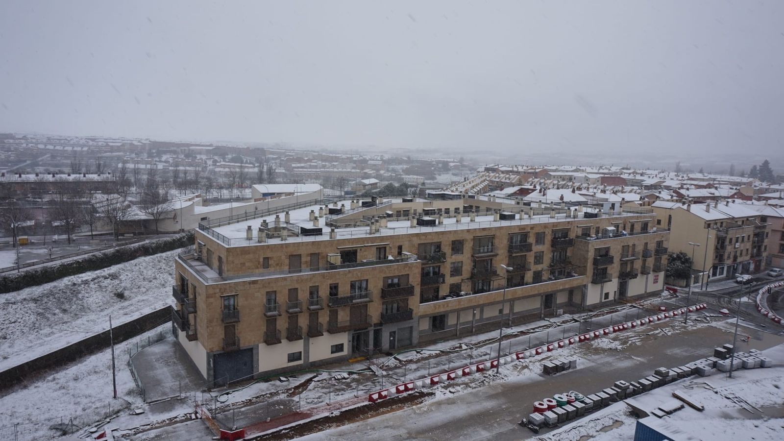 La nieve anega carreteras y tiñe de blanco Salamanca capital y provincia: imágenes de la nevada de este 28 de enero