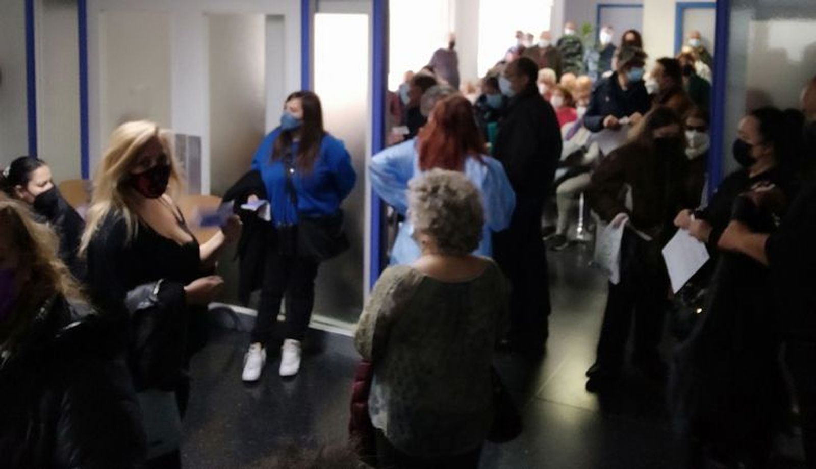 Pacientes en la sala de espera de la segunda planta del Hospital Virgen de la Vega (2)