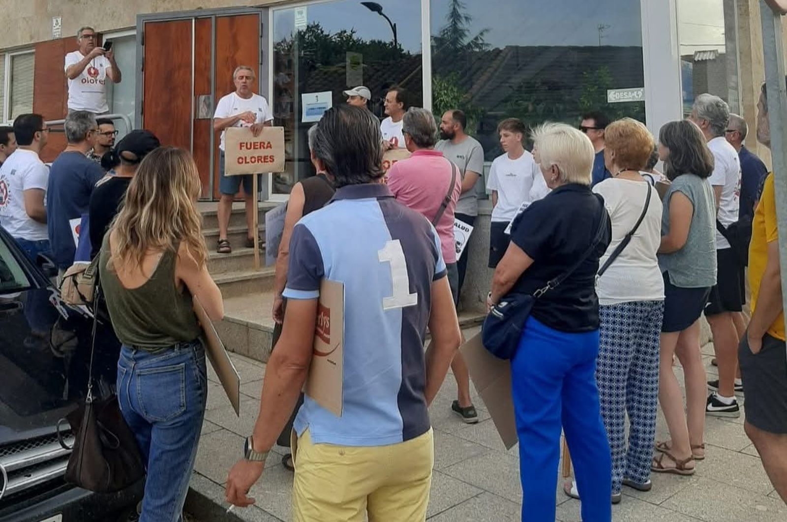 Cuidamos Villamayor se concentra frente al Ayuntamiento de Doñinos