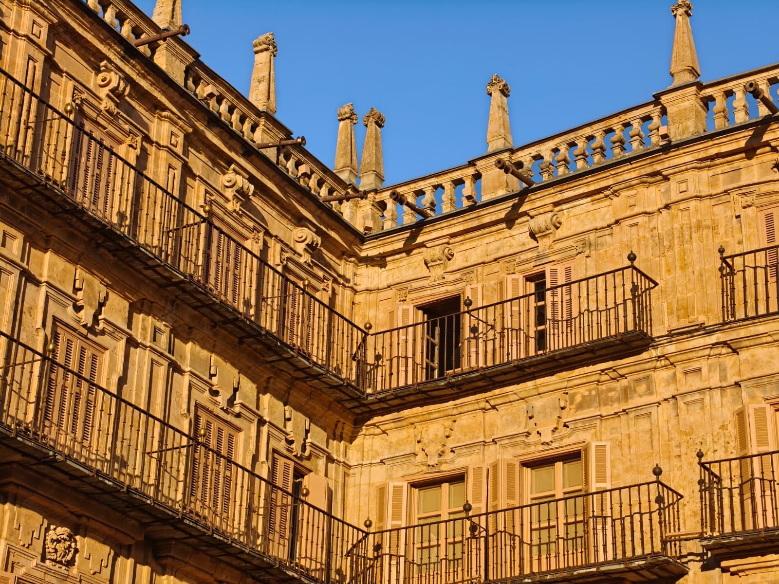 Un grupo de jóvenes accede a los tejados de la Plaza Mayor de Salamanca para hacerse una fotografía