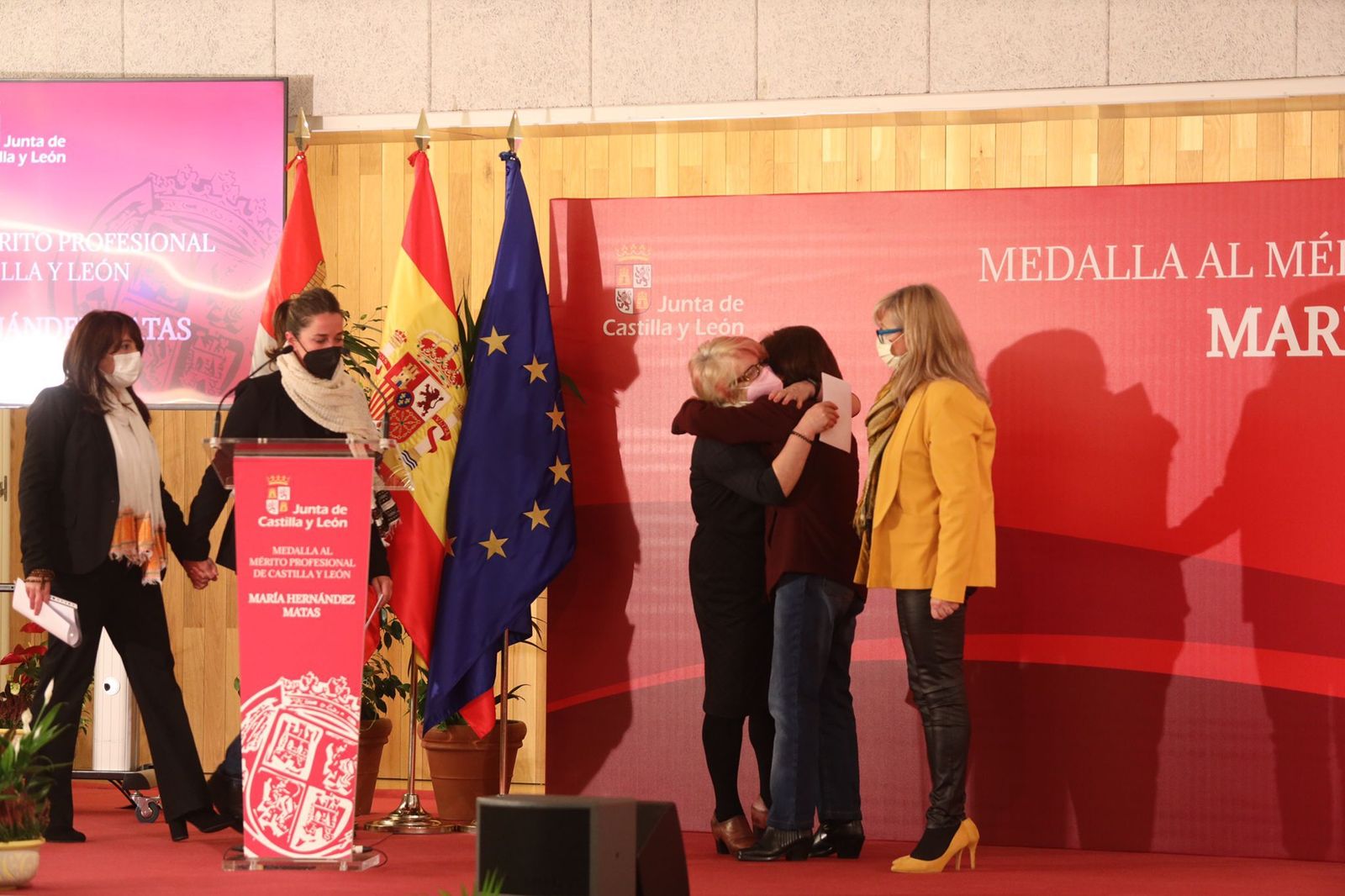 entrega-de-la-medalla-al-merito-profesional-a-la-cooperante-maria-hernandez-matas-9