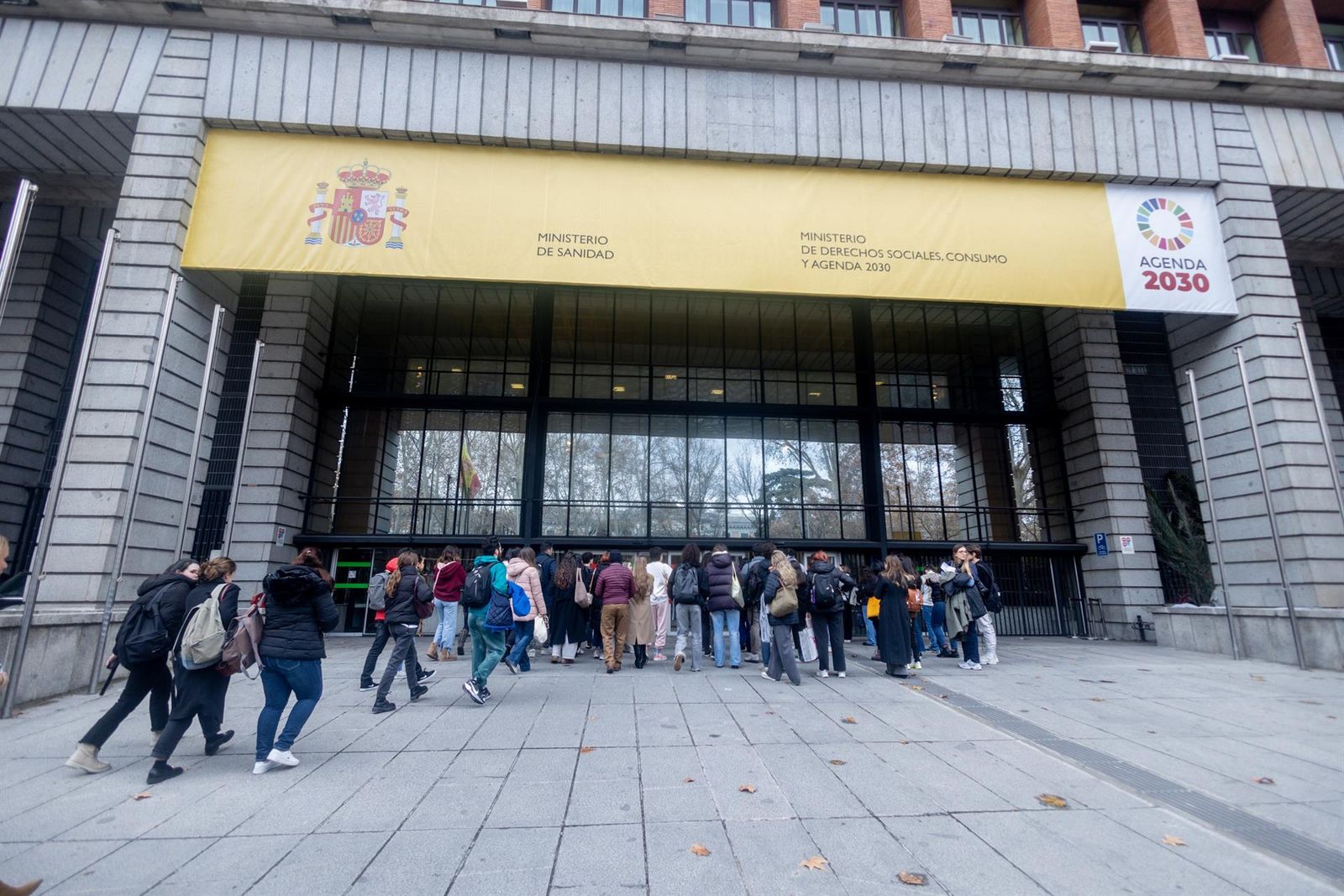 Varias personas entran a las pruebas de Formación Sanitaria, en el Ministerio de Sanidad, a 25 de enero de 2025, en Madrid (España).   Ricardo Rubio   Europa Press   Archivo