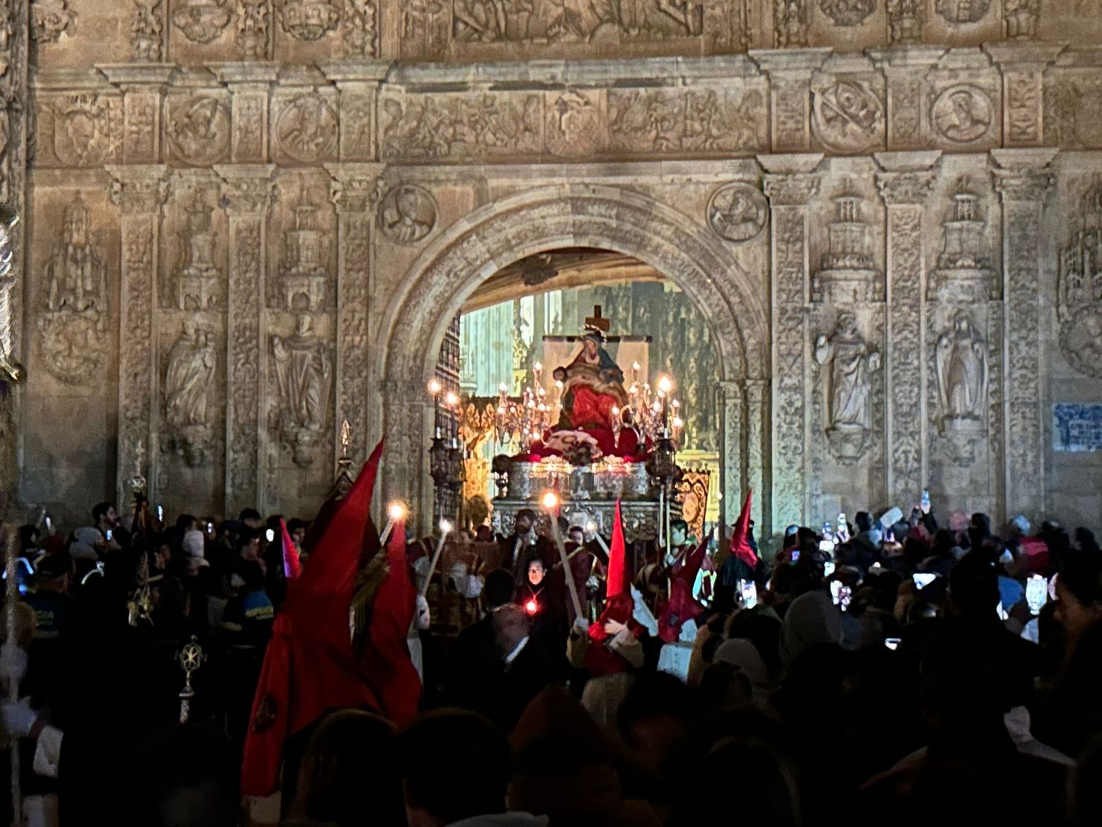 procesion-de-la-hermandad-dominicana-en-la-madrugada-del-viernes-santo-18