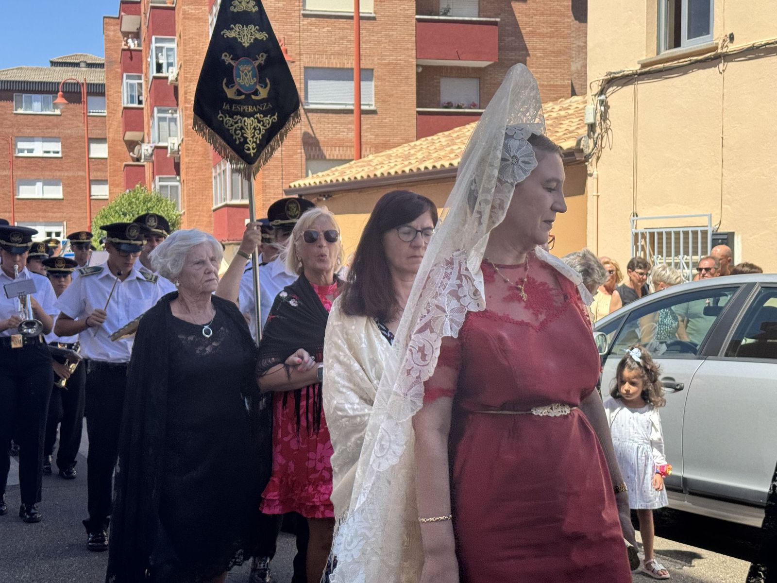 Misa solemne en honor a Santa Marta y a continuación procesión y vino español en el paseo fluvial.