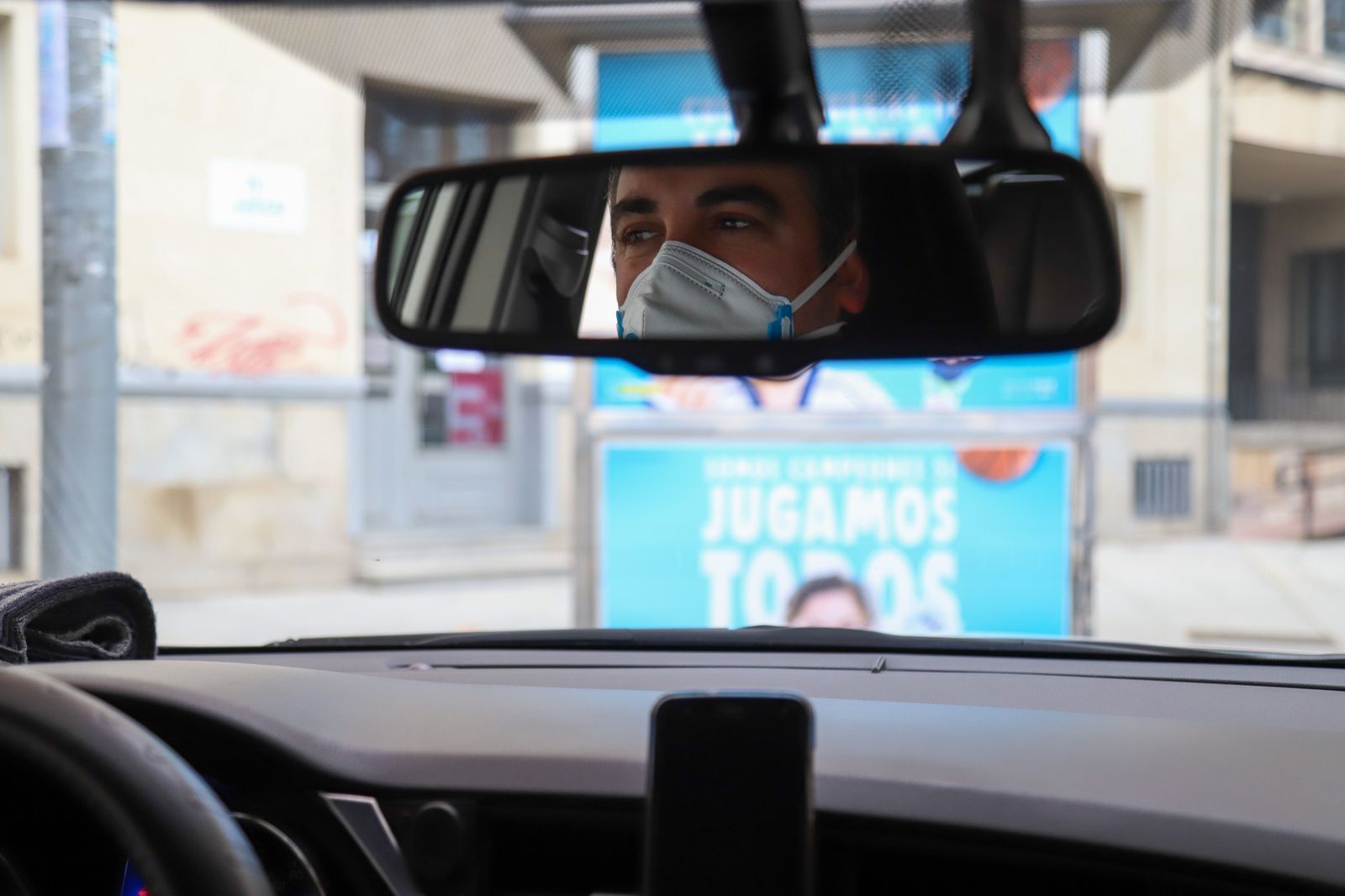 Un taxista zamorano con mascarilla