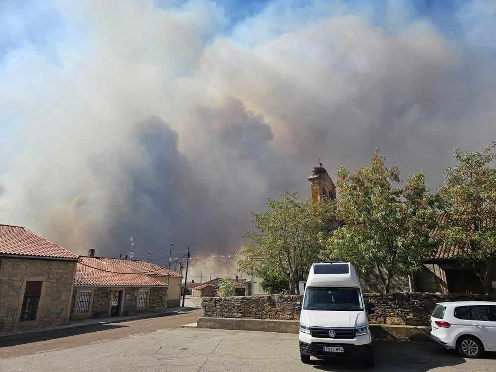 En imágenes: el incendio de Cipérez (IGR2) llega hasta Cerezal de Puertas