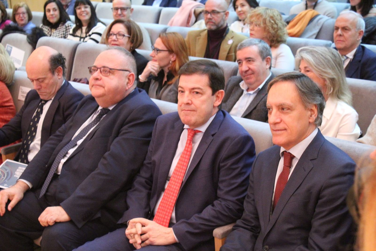 Alejandro Vázquez, consejero de Sanidad en Castilla y León, Alfonso Fernández Mañueco, presidente de la JCyL, y Carlos García Carbayo, alcalde de Salamanca. Foto Míkel Antúnez