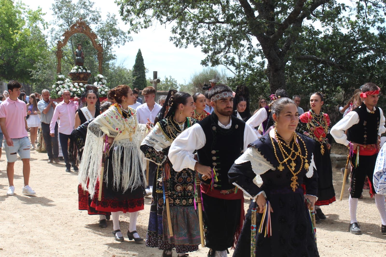 solemne-misa-en-la-iglesia-del-robledo-de-sequeros-procesion-y-ofertorio-19