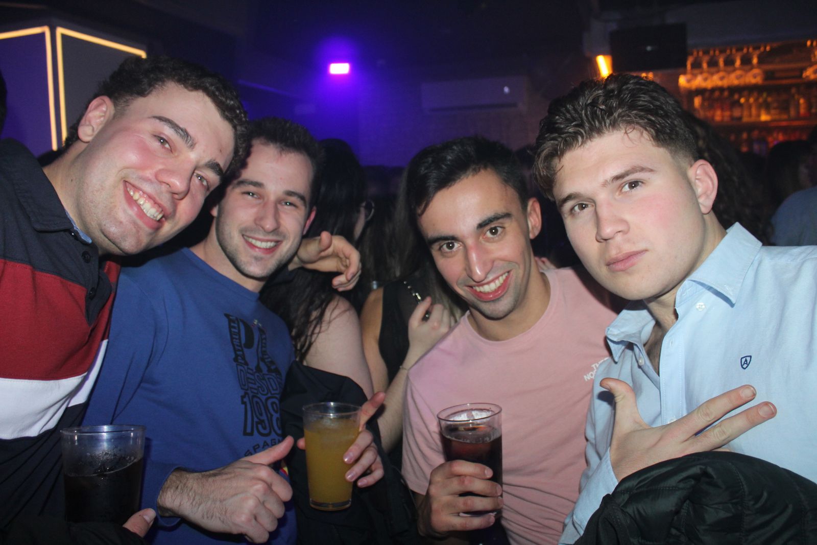 El Fin de Año Universitario continua por los bares de la capital del Tormes tras las doce campanadas