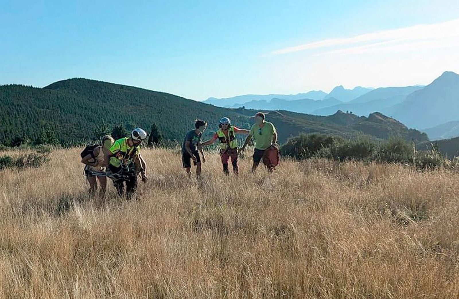 112 Castilla y León - Rescatan con helicóptero a una familia desorientada en la Sierra de Murias en Puebla de Lillo (León)