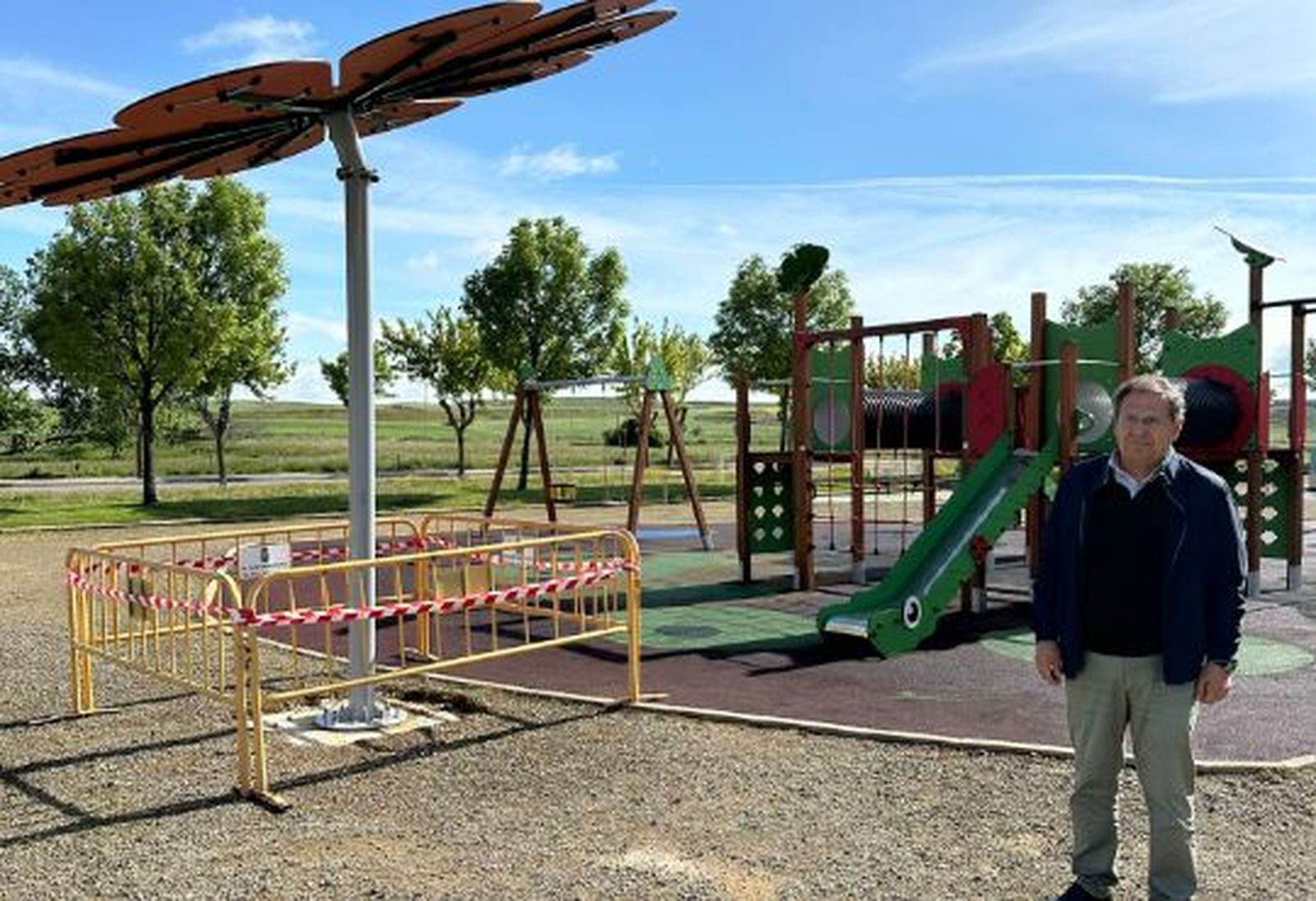 Villamayor instala pérgolas para dar sombra en parques infantiles y continúa renovando zonas de juego