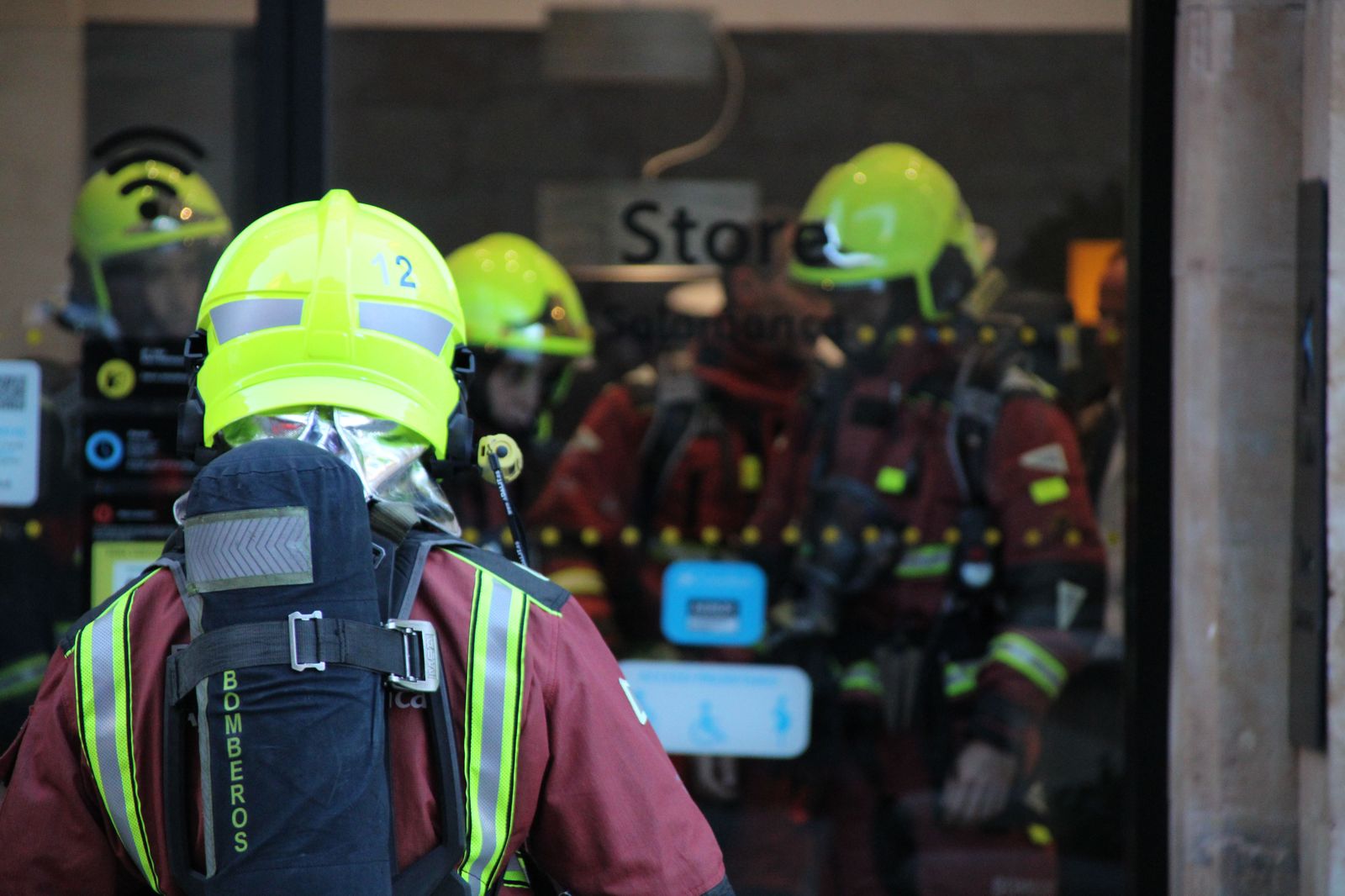 bomberos-y-policia-local-trabajan-en-el-desalojo-de-una-oficina-bancaria-de-caixabank-en-la-calle-zamora-17
