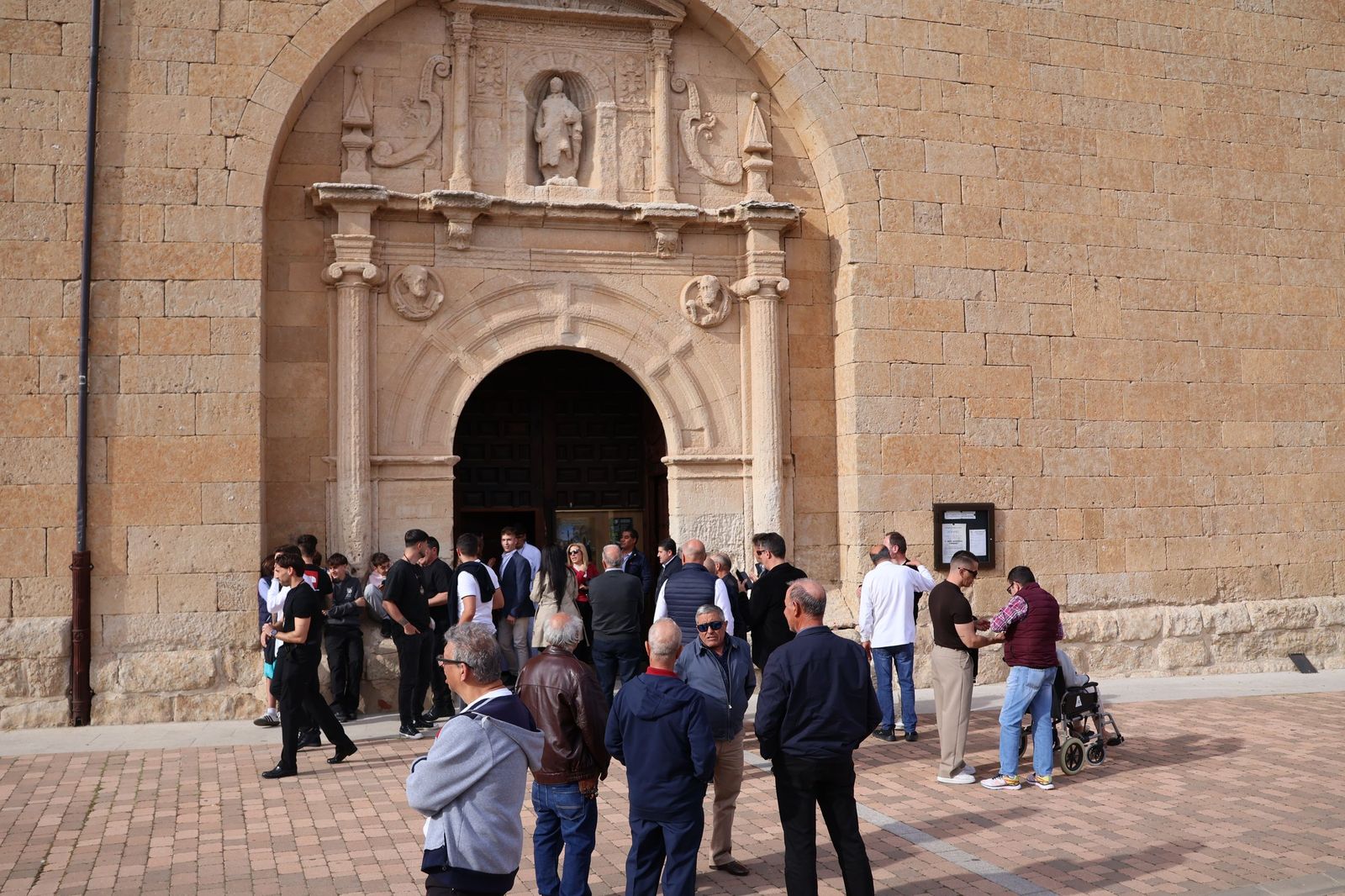 Revive las imágenes de la procesión del Santo Entierro en Fuentesaúco