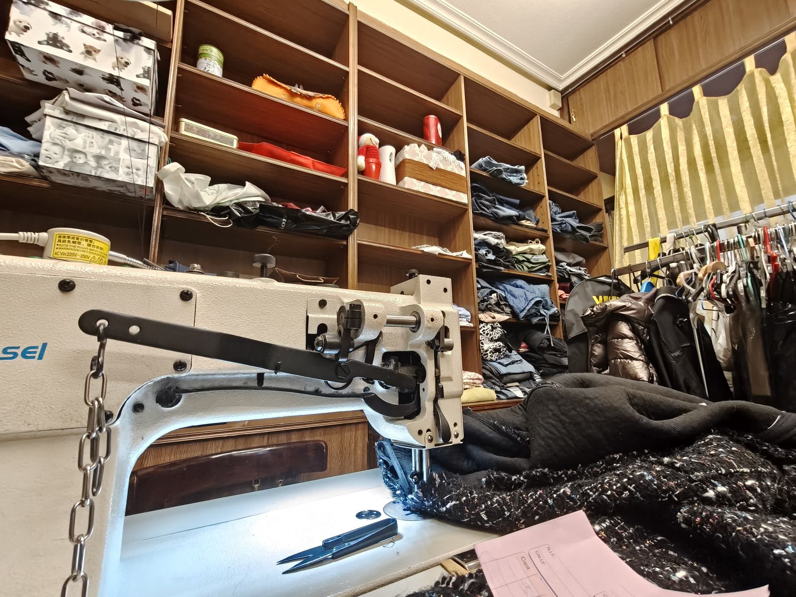 Julia Martín, Alfileres, tienda de costuras. S24H.