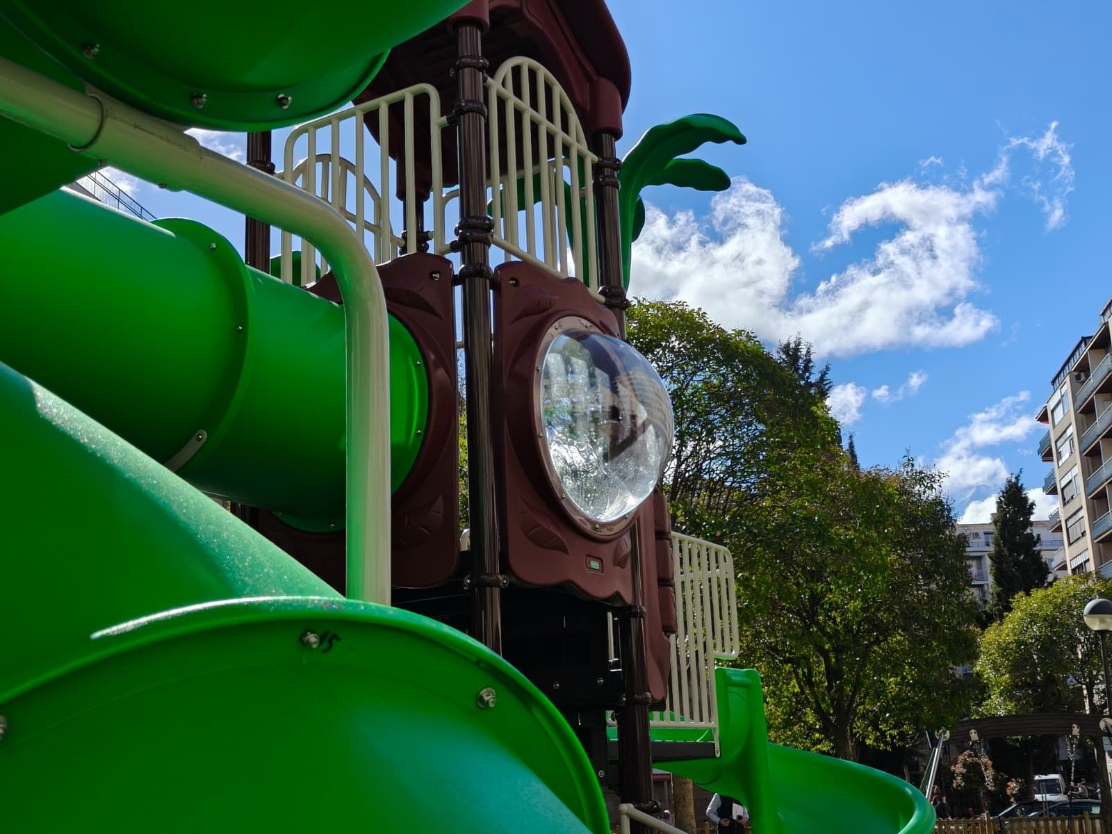 Parque infantil de la plaza de Carmelitas con los nuevos ‘campitos’ de fútbol y mobiliario mejorado