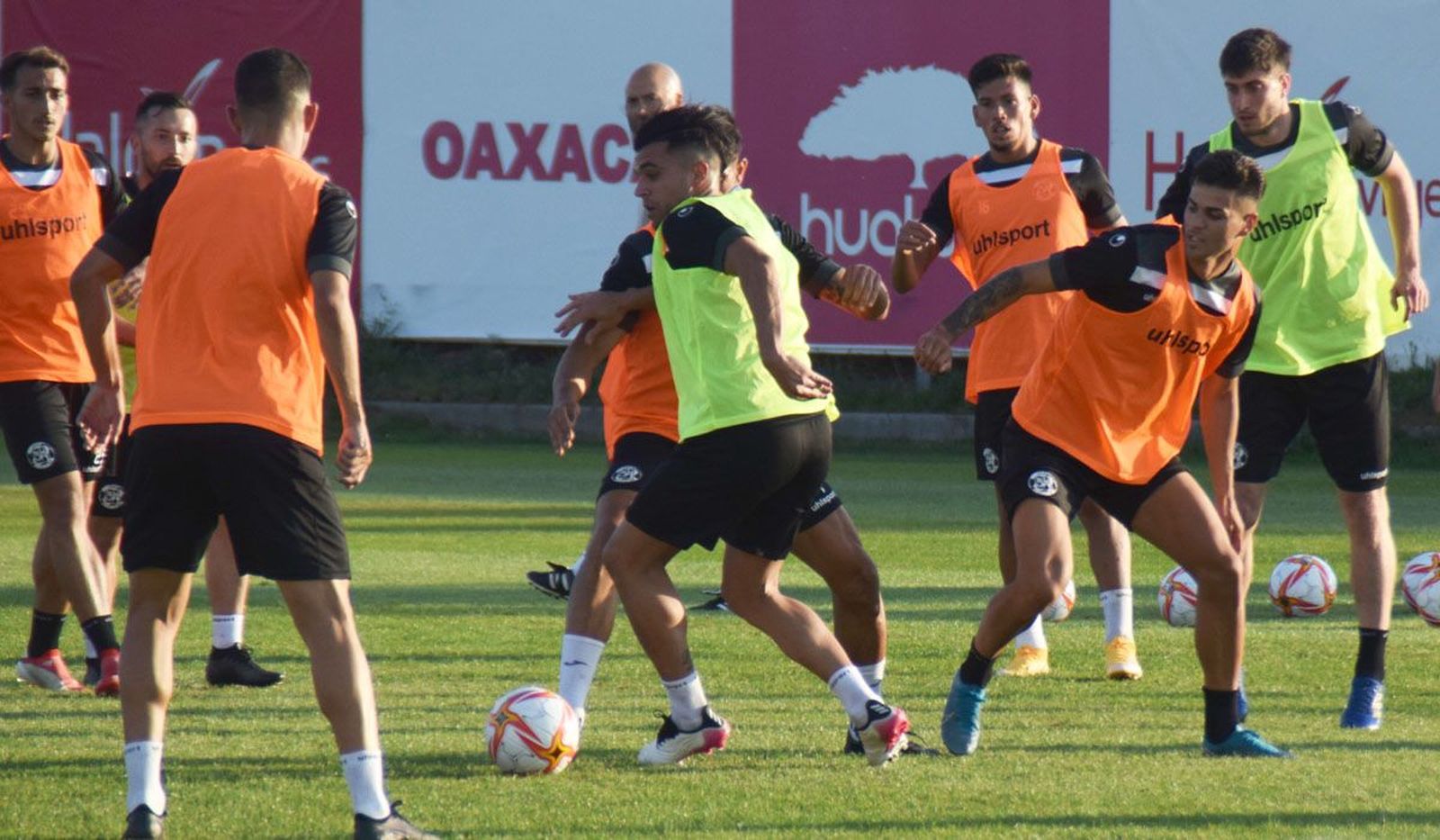 Dani Hernández rodeado de contrarios