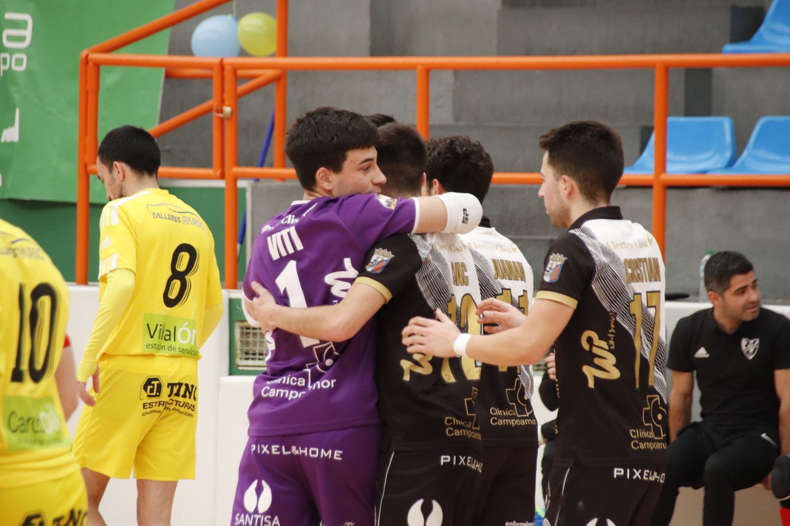 Los jugadores de Unionistas FS celebran un gol a Bupolsa | FOTO SALAMANCA24HORAS.COM