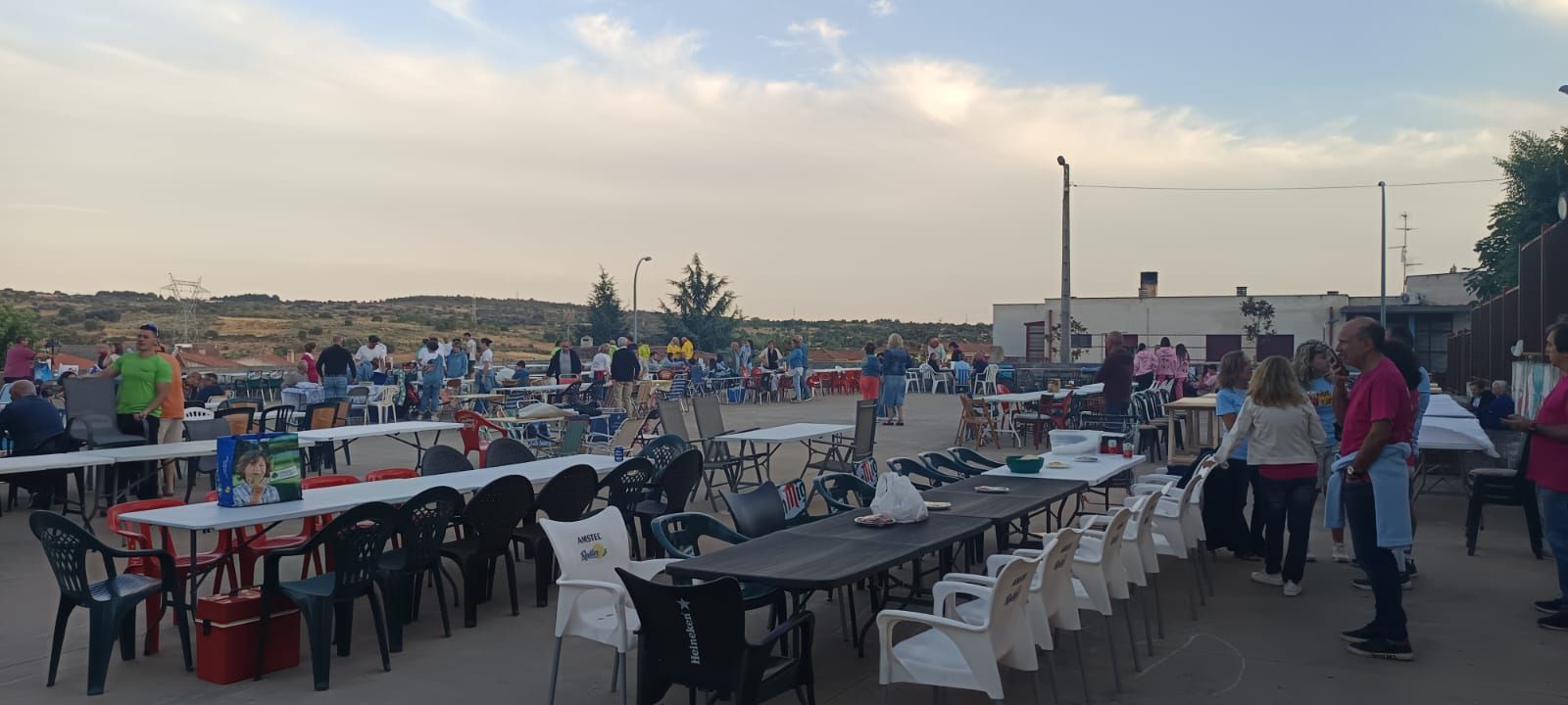 Los vecinos de Pereña de la Ribera se van de cena popular