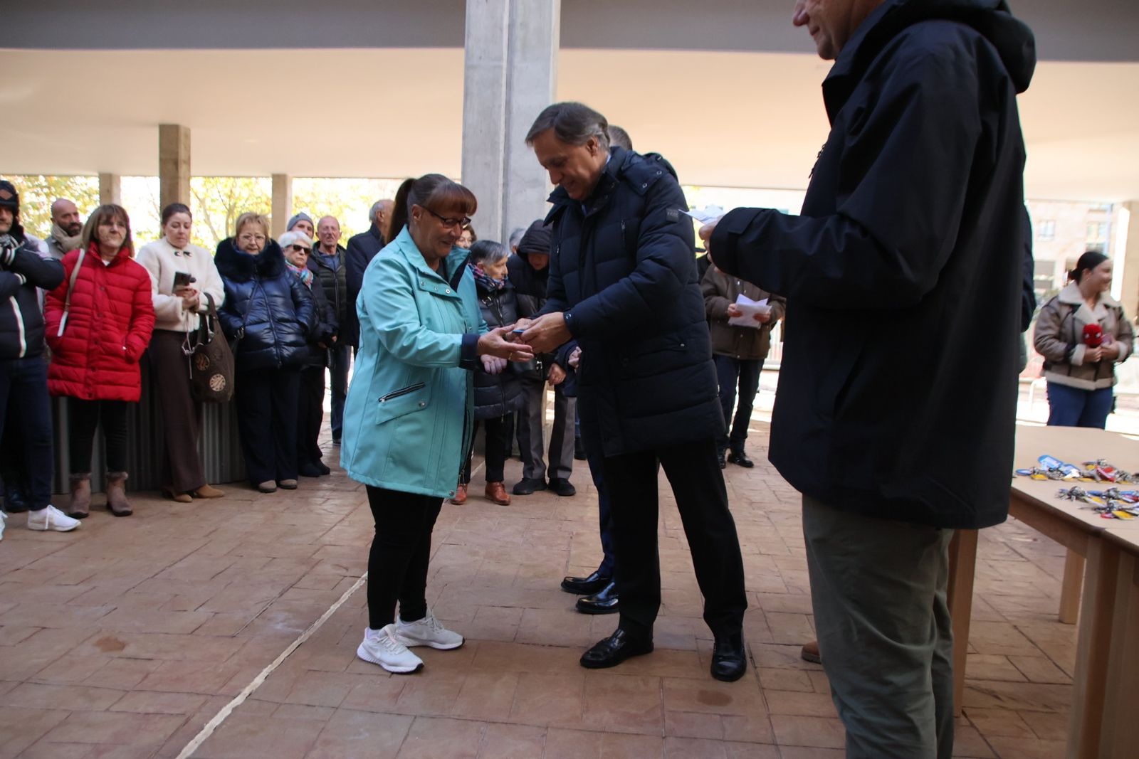 El alcalde de Salamanca, Carlos García Carbayo, entrega las llaves de la nueva promoción de viviendas protegidas en alquiler en Capuchinos