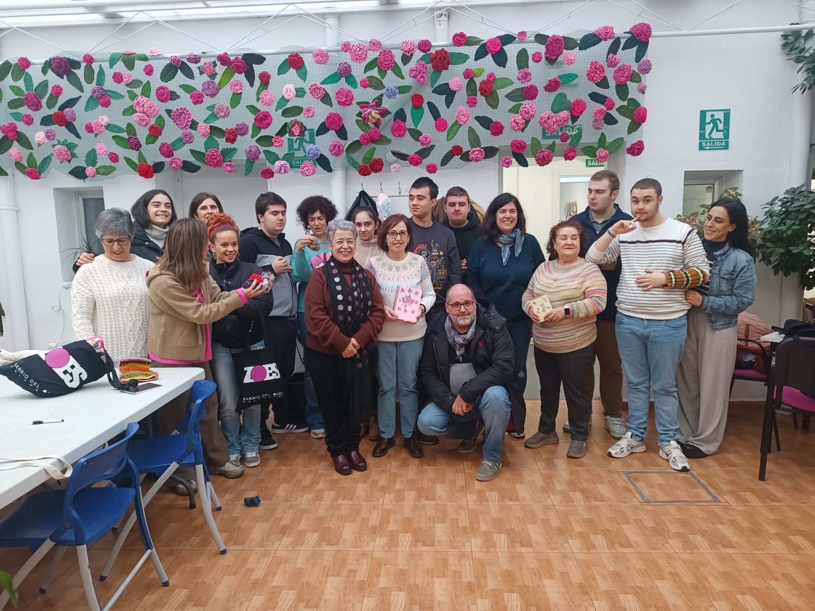 La Asociación ZOES entrega juegos hiperbólicos y manguitos tejidos a ganchillo con lana a entidades sociales de Salamanca