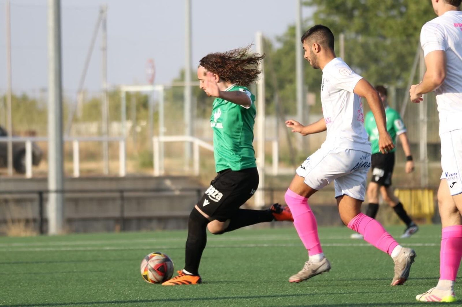 Hugo Guzón dispara a portería. Foto: @escuelazcf