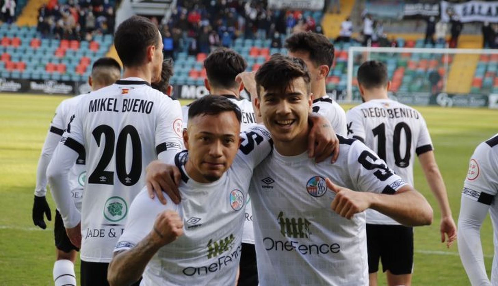 Juancho y Uche celebran el 1-0 ante la Llanera | FOTO SALAMANCA24HORAS.COM Juancho y Uche celebran el 1-0 ante la Llanera | FOTO SALAMANCA24HORAS.COM