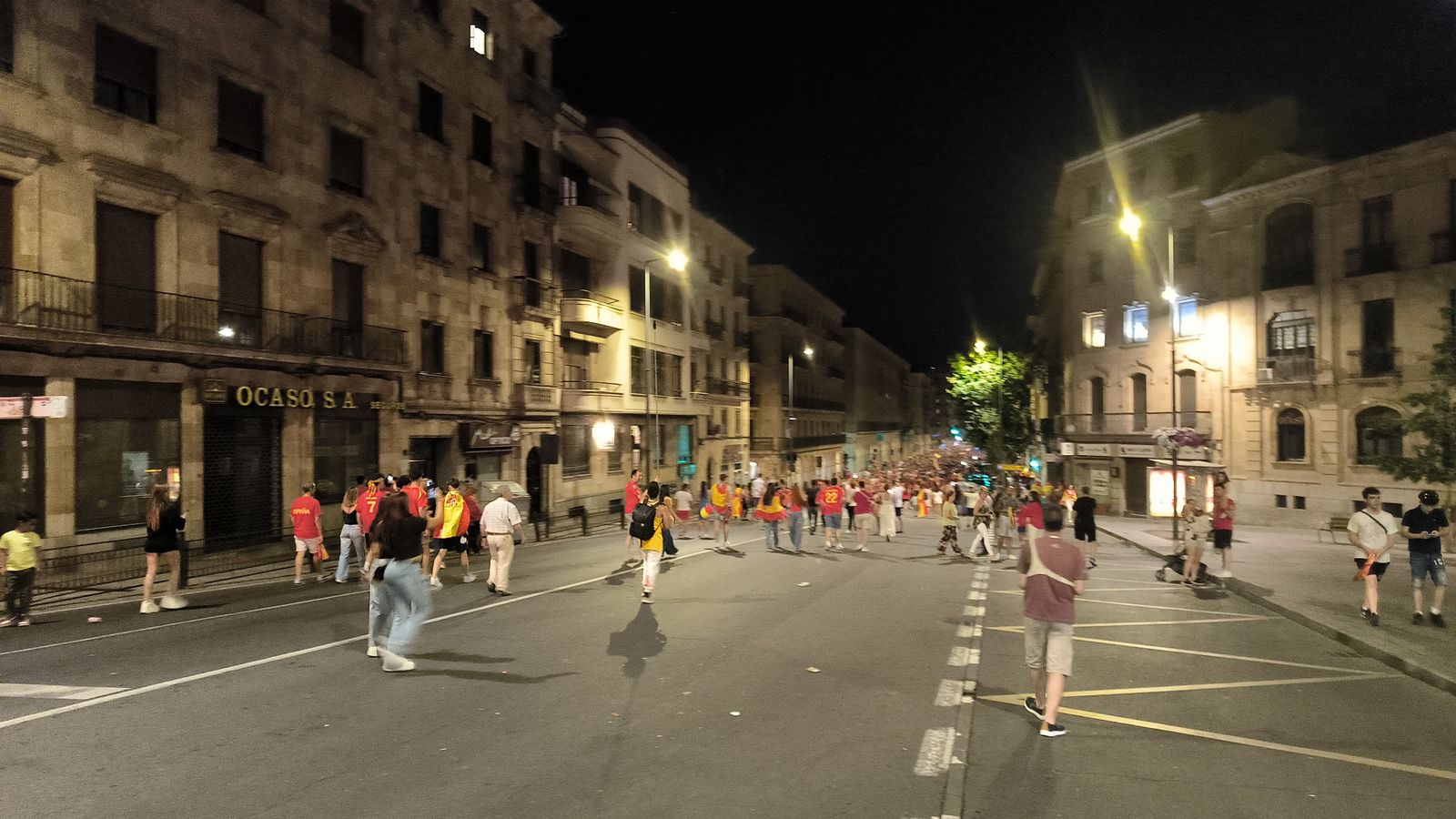 Gran Vía cortada al tráfico y llena de gente por el final de la Eurocopa
