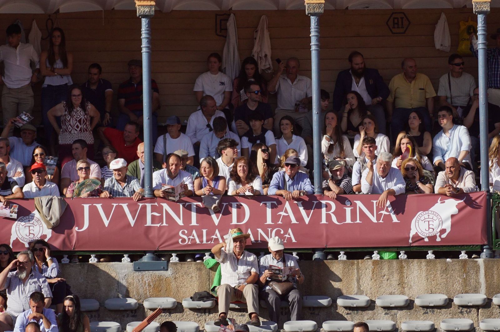 Así han vivido los salmantinos el primer festejo de la feria taurina 2025: imágenes del ambiente en los tendidos y en el patio de cuadrillas