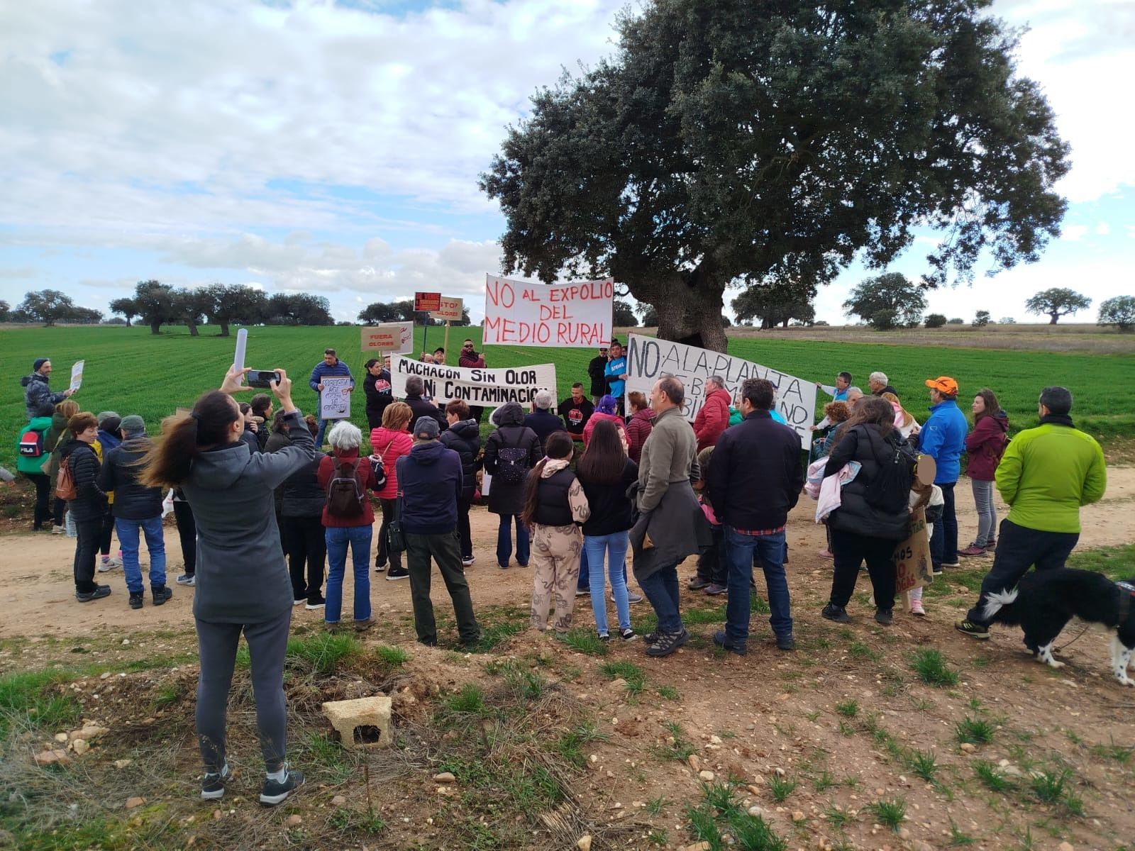 Vecinos de Machacón protestan contra la planta de biometano avalada por el Ayuntamiento realizando una caminata