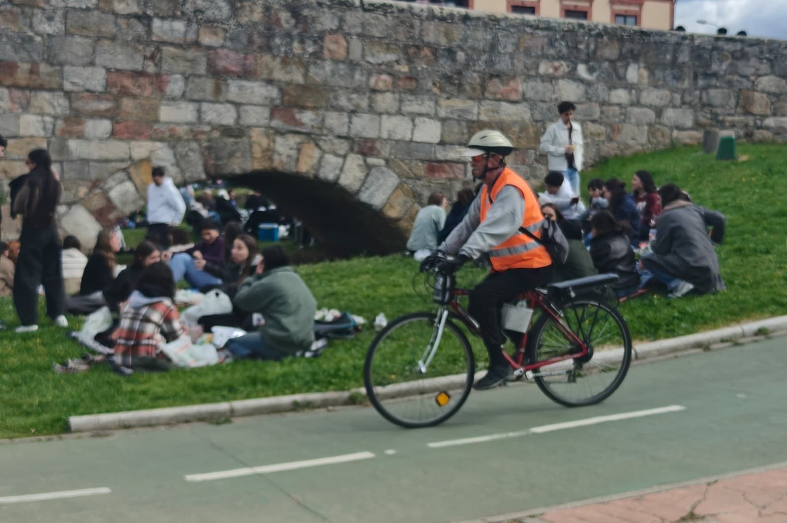 Un multitudinario Lunes de Aguas en Salamanca llena la ribera del Tormes