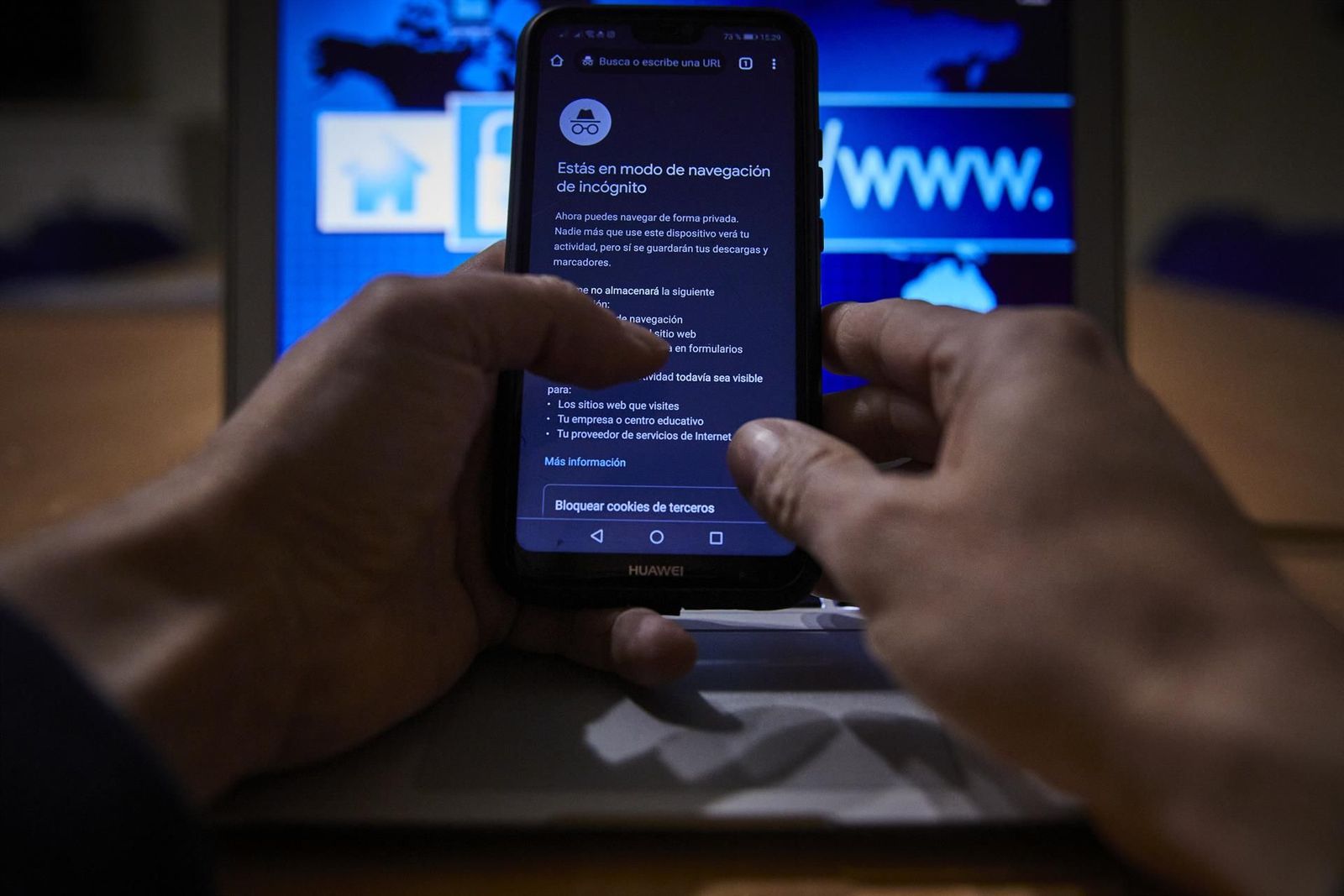 Una persona con el móvil y el ordenador encendidos, en Madrid (España), a 9 de febrero de 2021. - Jesús Hellín - Europa Press - Archivo