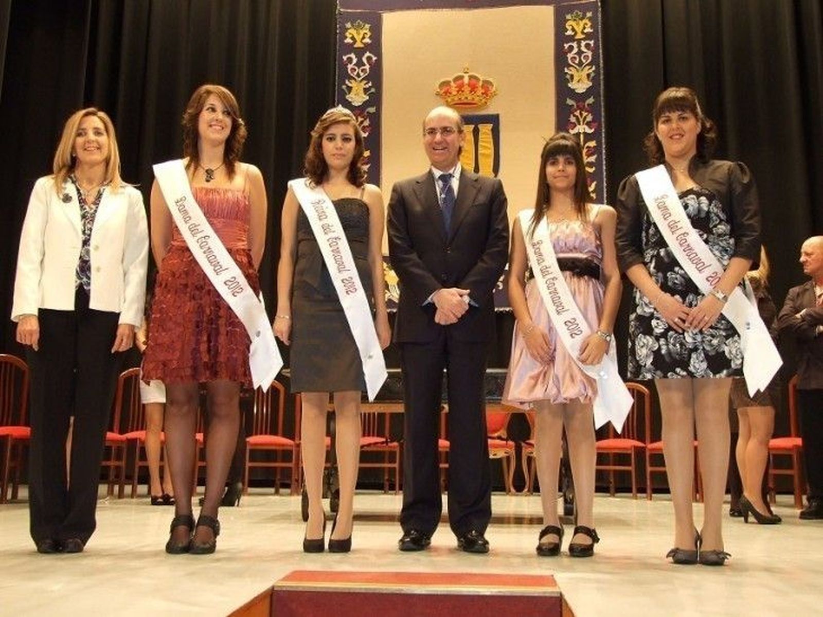 El Teatro Nuevo acoge el acto de proclamación y coronación de la Corte del Carnaval 2012
